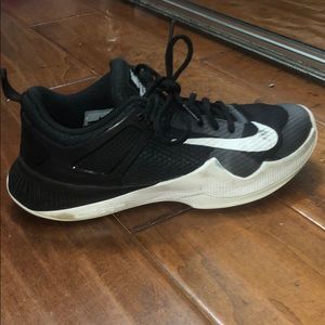 Single volleyball shoe (right foot)